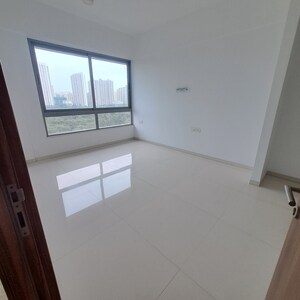 Room in 4 BHK Apartment at Kalpataru Immensa, Kolshet Road – for Sale