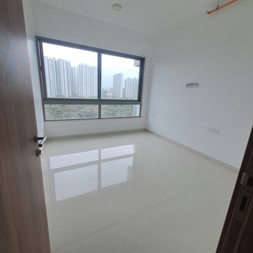 Room in 4 BHK Apartment at Kalpataru Immensa, Kolshet Road – for Sale