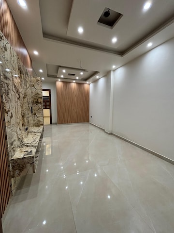 Room in 5 BHK Independent House at Saharanpur Road – for Sale