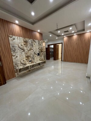 Room in 5 BHK Independent House at Saharanpur Road – for Sale