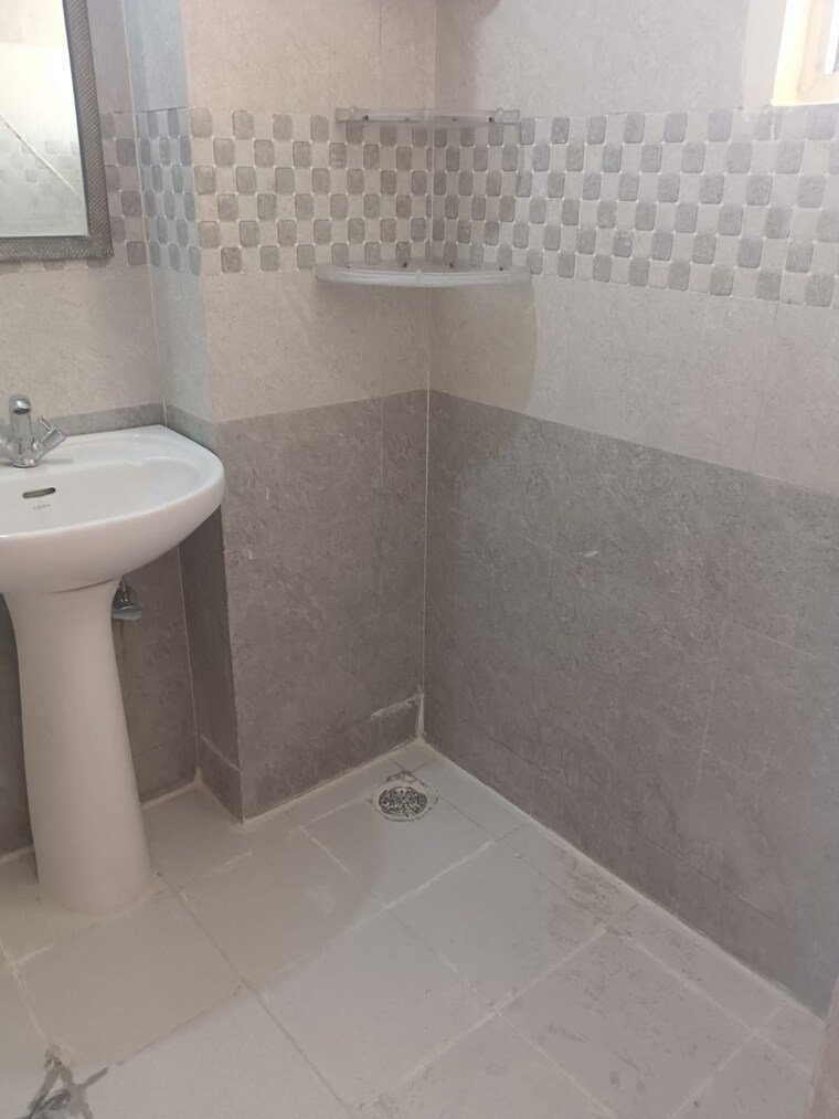 Bathroom, gaur-city-2-16th-avenue 2.5 Bedroom 1205 Sq.Ft. Apartment In Sector 16c Greater Noida Greater Noida 9318093