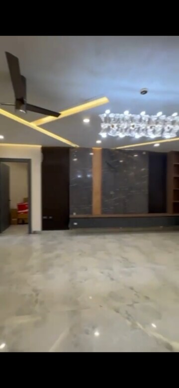 Room in 4 BHK Builder Floor at Sector 85 – for Sale