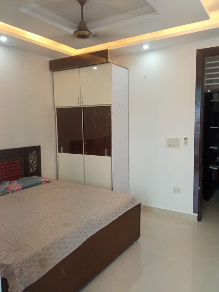 Room, dwarka mor 3 Bedroom 900 Sq.Ft. Builder Floor In Dwarka Mor Delhi 9318192