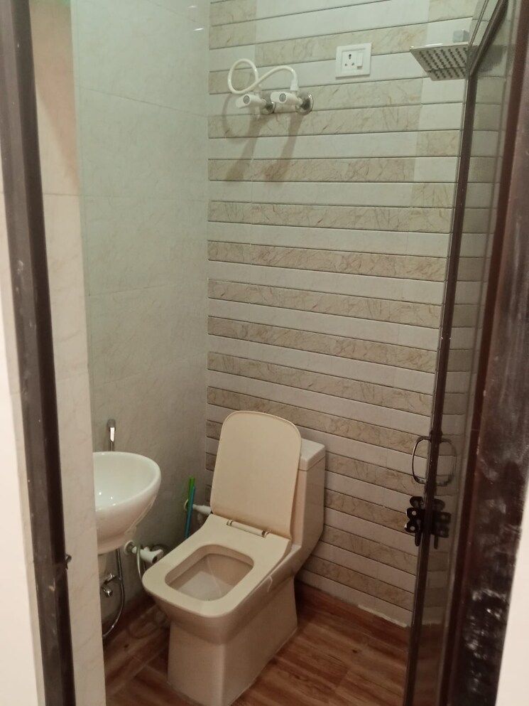 Bathroom, dwarka mor 3 Bedroom 900 Sq.Ft. Builder Floor In Dwarka Mor Delhi 9318192
