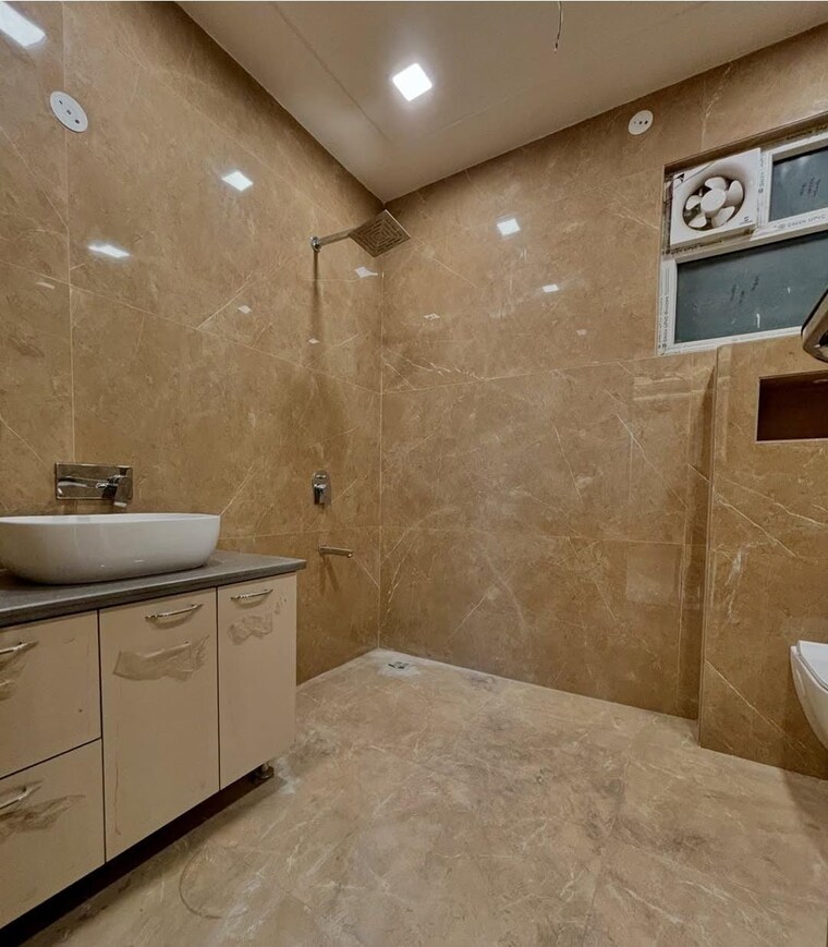 Attached Bathroom, sector 8 4 Bedroom 350 Sq.Yd. Builder Floor In Sector 8 Faridabad 9318347