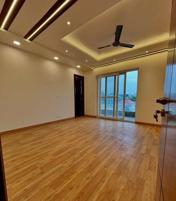 Room, sector 8 4 Bedroom 350 Sq.Yd. Builder Floor In Sector 8 Faridabad 9318347