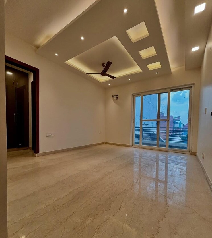 Room, sector 8 4 Bedroom 350 Sq.Yd. Builder Floor In Sector 8 Faridabad 9318347