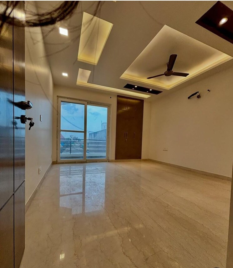 Room, sector 8 4 Bedroom 350 Sq.Yd. Builder Floor In Sector 8 Faridabad 9318347