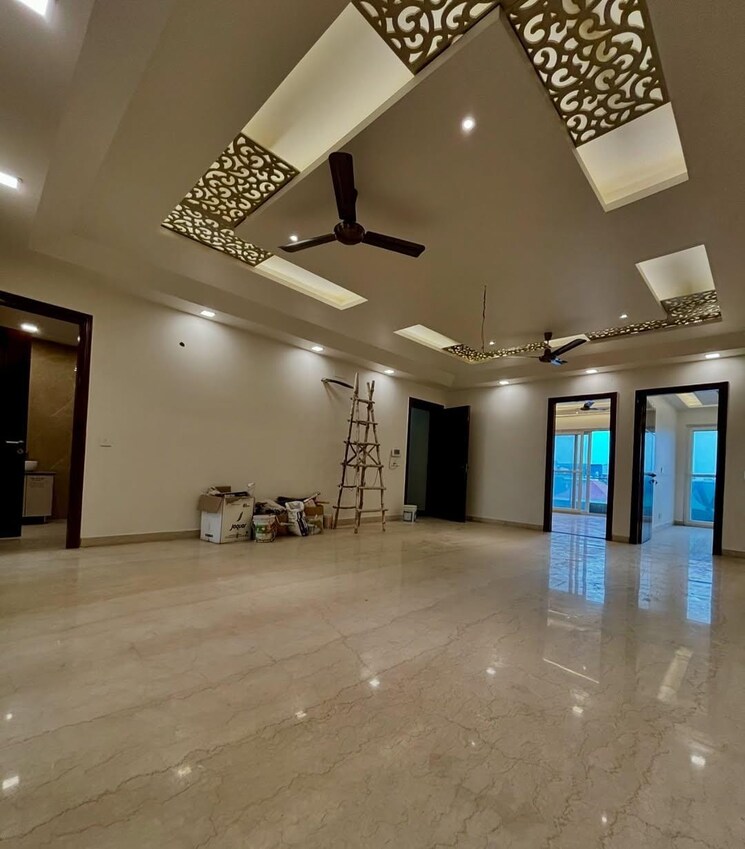 Room, sector 8 4 Bedroom 350 Sq.Yd. Builder Floor In Sector 8 Faridabad 9318347