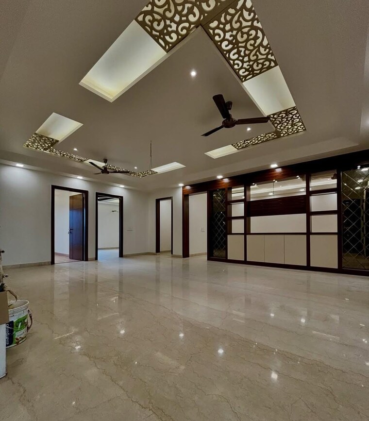 Room, sector 8 4 Bedroom 350 Sq.Yd. Builder Floor In Sector 8 Faridabad 9318347