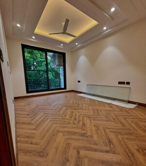 Room in 4 BHK Builder Floor at Parklands, Sector 85 – for Sale