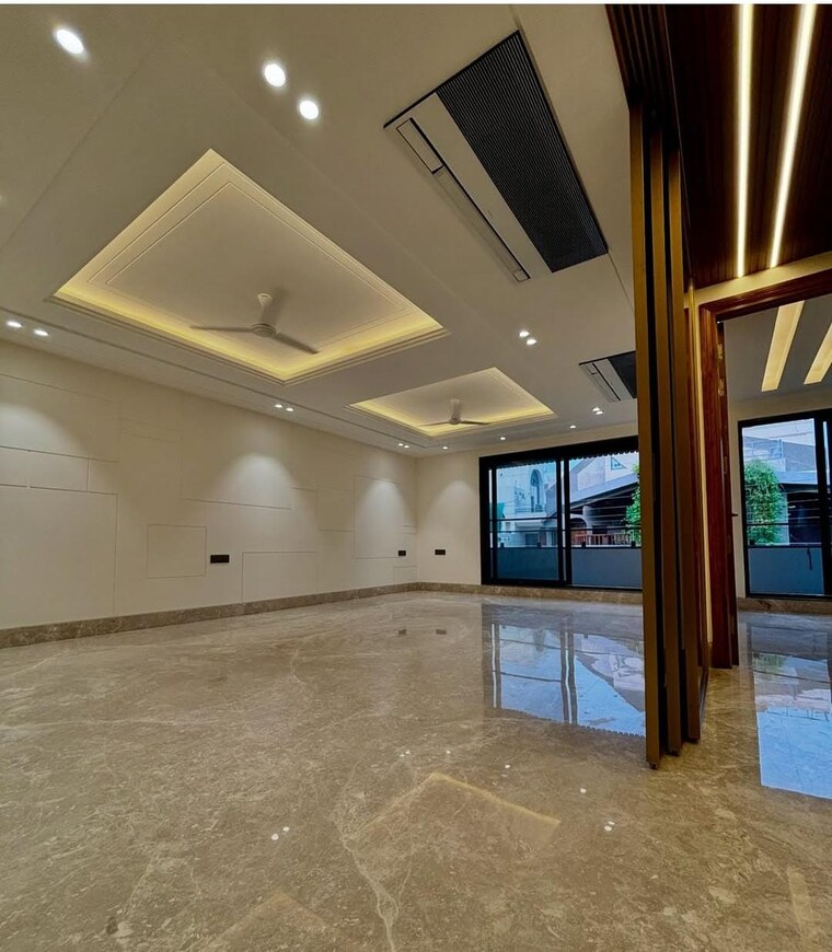 Room, parklands 4 Bedroom 350 Sq.Yd. Builder Floor In Sector 85 Faridabad 9318454