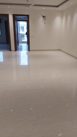 Room in 4 BHK Builder Floor at Apex Apartments, Sector 45 – for Rent