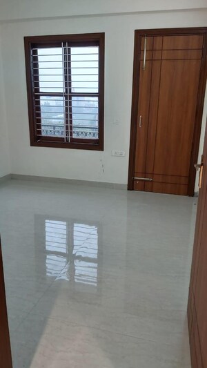 Room in 4 BHK Builder Floor at Apex Apartments, Sector 45 – for Rent