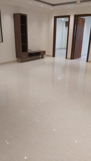 Room in 4 BHK Builder Floor at Apex Apartments, Sector 45 – for Rent