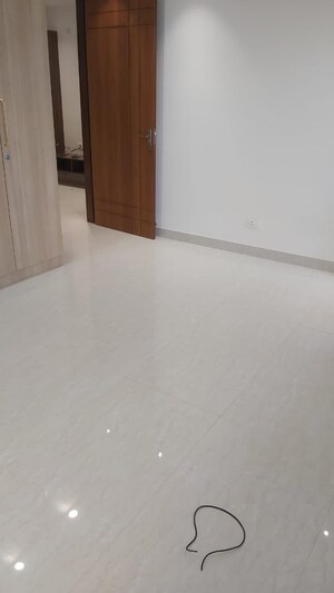 Room in 4 BHK Builder Floor at Apex Apartments, Sector 45 – for Rent