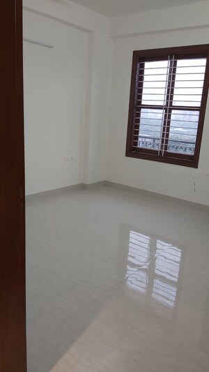 Room in 4 BHK Builder Floor at Apex Apartments, Sector 45 – for Rent