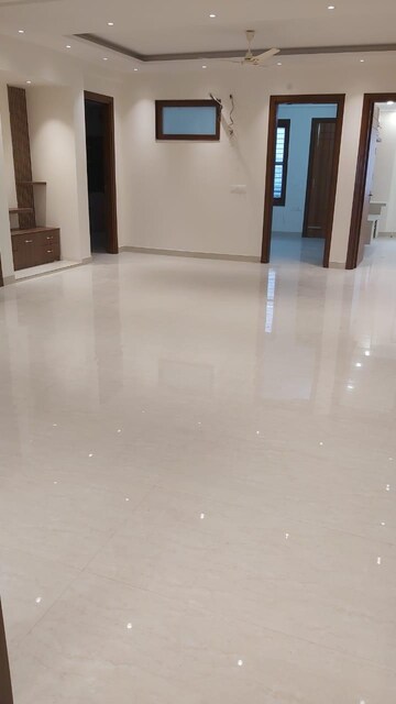Room in 4 BHK Builder Floor at Apex Apartments, Sector 45 – for Rent