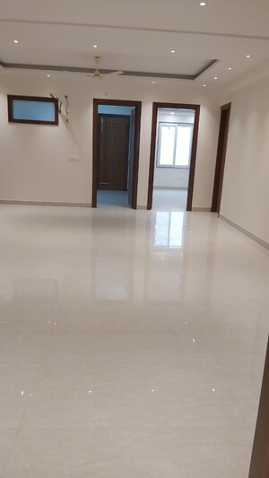 Room in 4 BHK Builder Floor at Apex Apartments, Sector 45 – for Rent