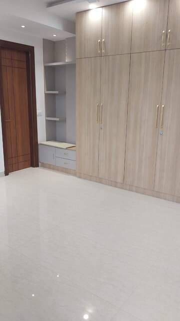 Room in 4 BHK Builder Floor at Apex Apartments, Sector 45 – for Rent