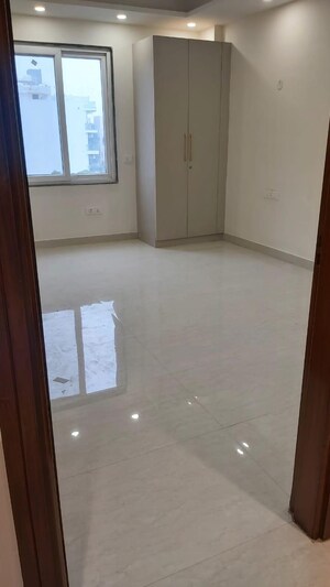 Room in 4 BHK Builder Floor at Apex Apartments, Sector 45 – for Rent