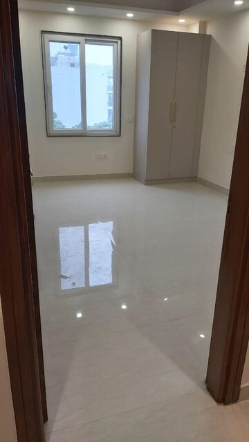 Room in 4 BHK Builder Floor at Apex Apartments, Sector 45 – for Rent