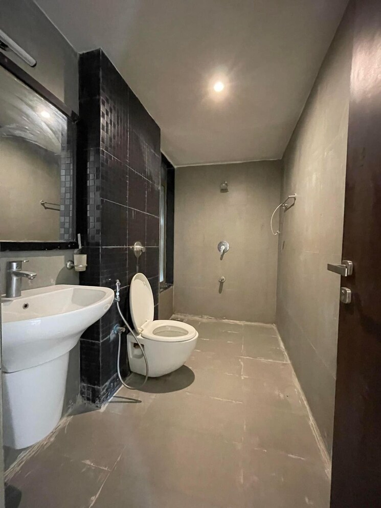 Bathroom, lodha-splendora-platino 2.5 Bedroom 871 Sq.Ft. Apartment In Ghodbunder Road Thane 9318633
