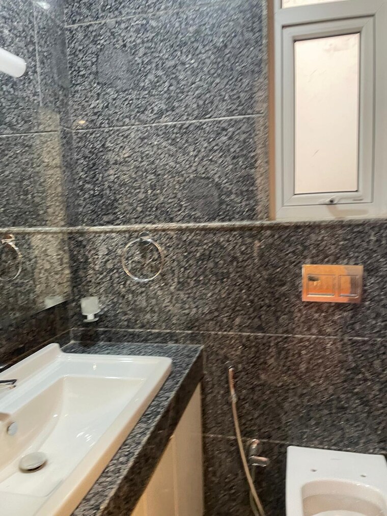 Attached Bathroom, shivalik colony 3 Bedroom 200 Sq.Yd. Builder Floor In Shivalik Colony Delhi 9318667
