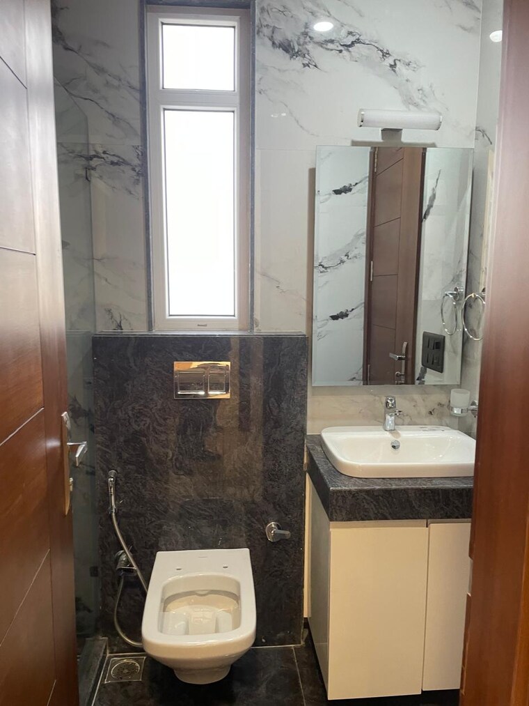 Attached Bathroom, shivalik colony 3 Bedroom 200 Sq.Yd. Builder Floor In Shivalik Colony Delhi 9318667