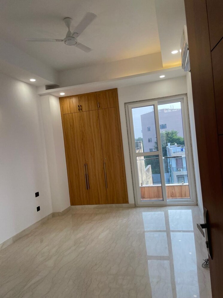 Room, shivalik colony 3 Bedroom 200 Sq.Yd. Builder Floor In Shivalik Colony Delhi 9318667