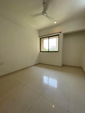 Room in 1.5 BHK Apartment at Lodha Splendora Platino, Ghodbunder Road – for Sale