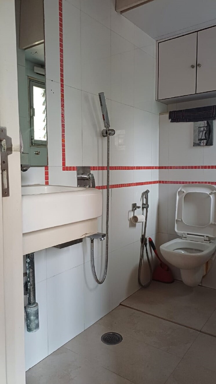 Bathroom, bandra west 1 Bedroom 550 Sq.Ft. Apartment In Bandra West Mumbai 9318657