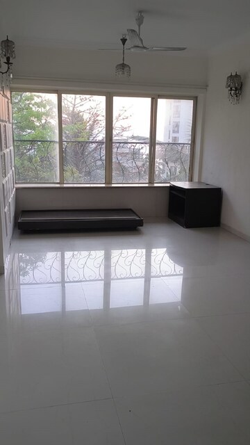 Room in 3 BHK Apartment at Bandra West – for Rent
