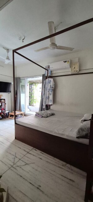 Bedroom in 3 BHK Apartment at Santacruz West – for Rent