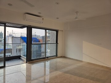 Room in 3 BHK Apartment at Bandra West – for Rent