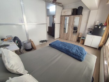 Bedroom in 4 BHK Apartment at Khar West – for Rent