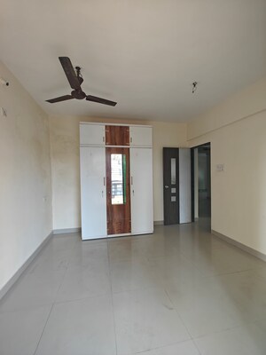 Room in 3.5 BHK Apartment at Rukmini Chaya Apartment, Seawoods – for Rent