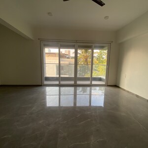 Room in 5 BHK Apartment at Aundh – for Rent