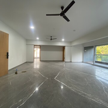 Room in 5 BHK Apartment at Aundh – for Rent