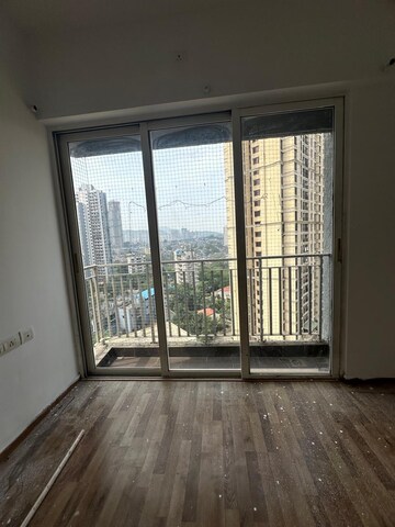 Room in 3 BHK Apartment at The Wadhwa Platina, Kolshet Road – for Rent