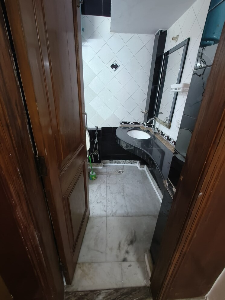 Bathroom, east of kailash 2 Bedroom 1300 Sq.Ft. Builder Floor In East Of Kailash Delhi 9318980