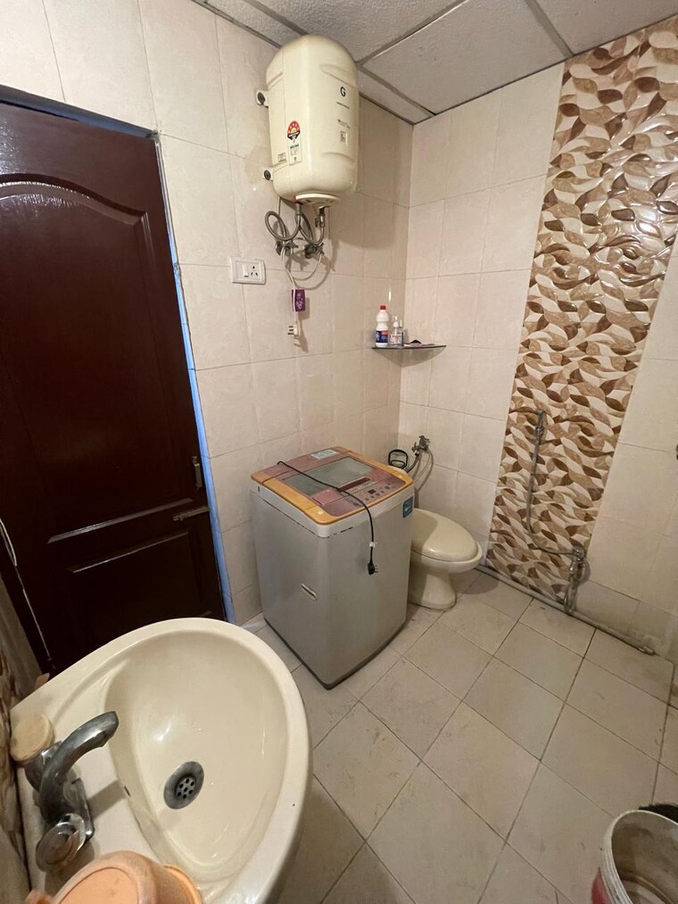Bathroom, hazratganj 3 Bedroom 1249 Sq.Ft. Apartment In Hazratganj Lucknow 9319032