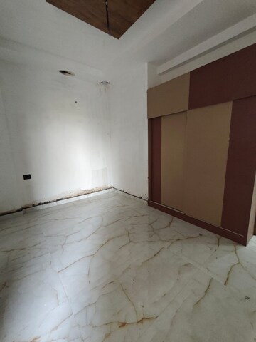 Room in 2.5 BHK Apartment at Nirala Greenshire, Sector 2 Greater Noida – for Sale