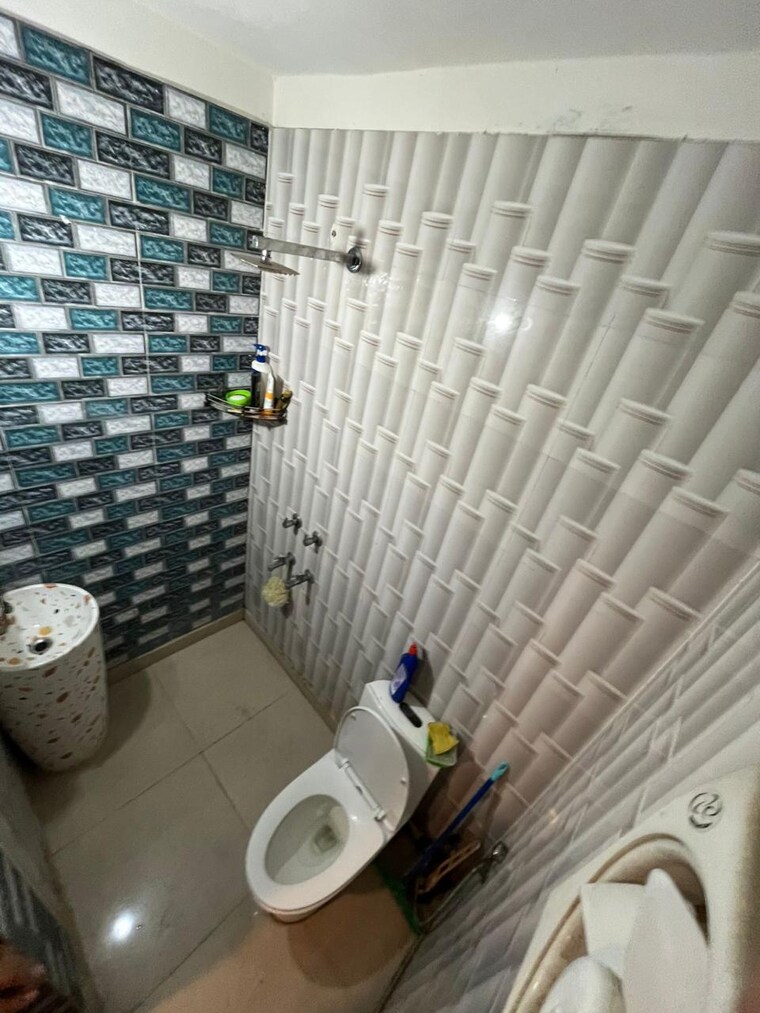 Bathroom, lajpat nagar 1 Bedroom 900 Sq.Ft. Builder Floor In Lajpat Nagar Delhi 9319130