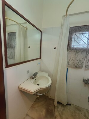 Bathroom in 2.5 BHK Villa at Defence Colony – for Rent