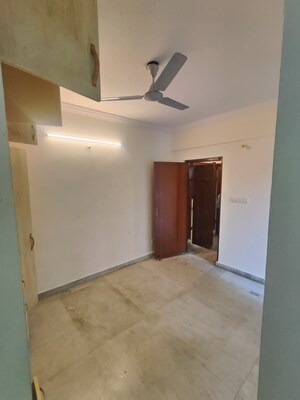 Room in 2.5 BHK Villa at Defence Colony – for Rent