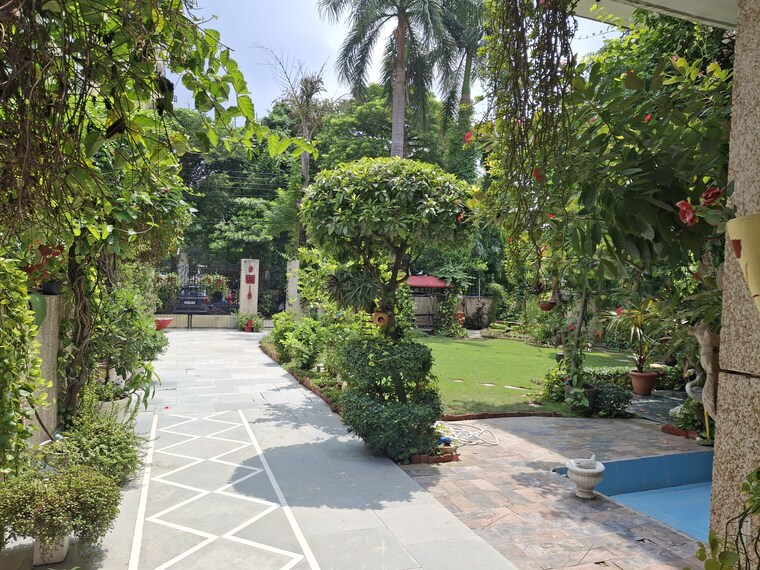 Garden, sector 31  162 Sq.Mt. Plot In Sector 31 Noida 9319174