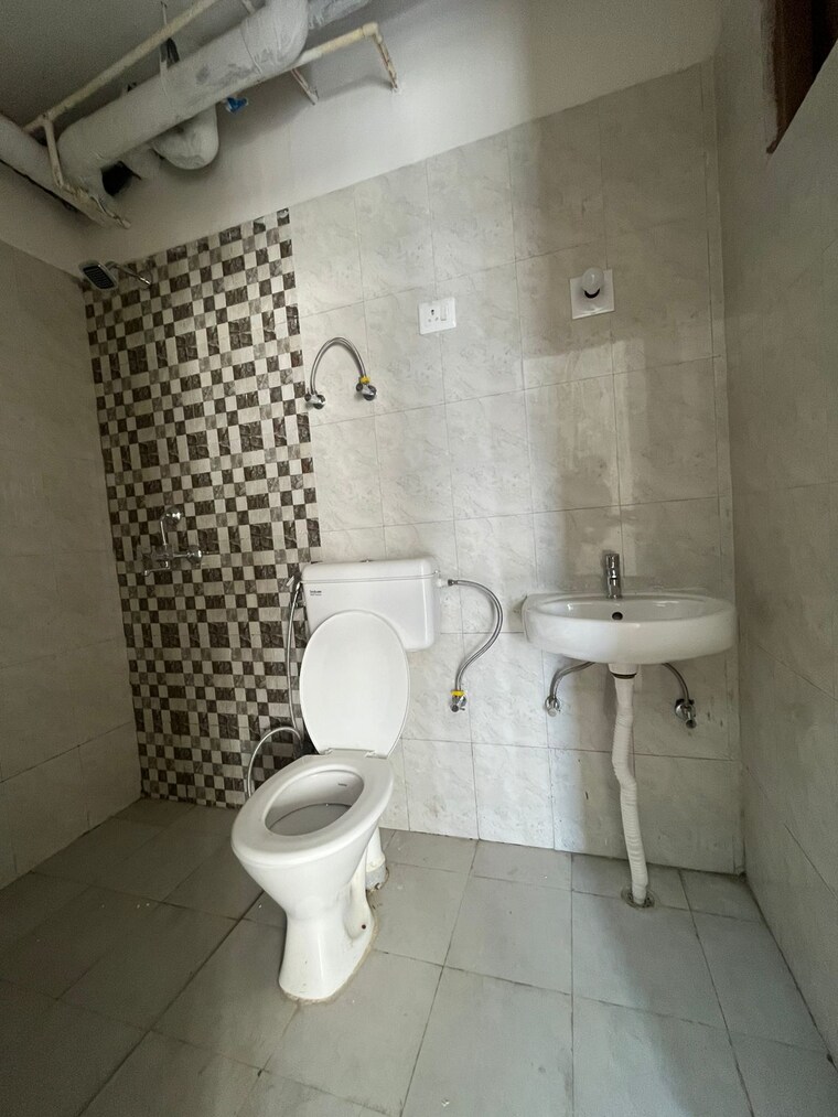 Bathroom, pareena-om-apartments 2 Bedroom 664 Sq.Ft. Apartment In Sector 112 Gurgaon 9319224