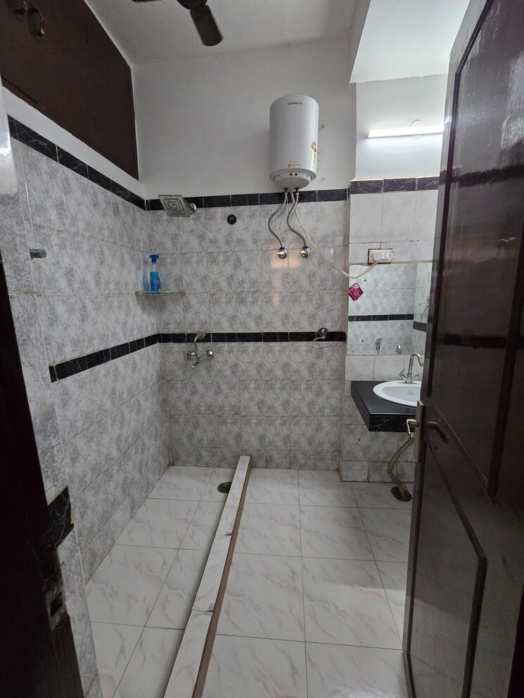 Bathroom, sector 57 3.5 Bedroom 1500 Sq.Ft. Builder Floor In Sector 57 Gurgaon 9319366