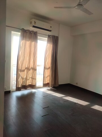 Room in 3 BHK Apartment at BPTP The Resort, Sector 75 – for Rent